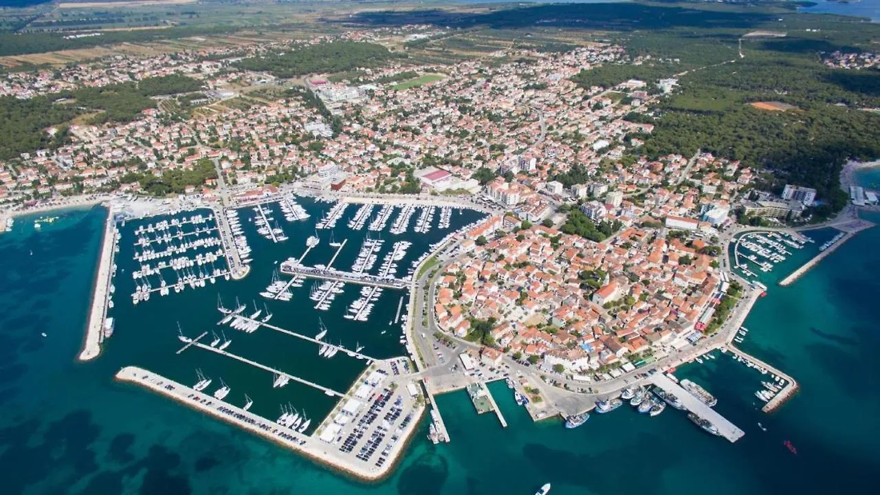 Bungalow Home Sweet Home - Logement Complet Biograd Na Moru Campsite
